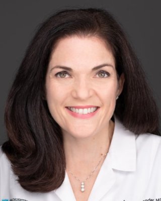 Headshot of Amanda Comander.