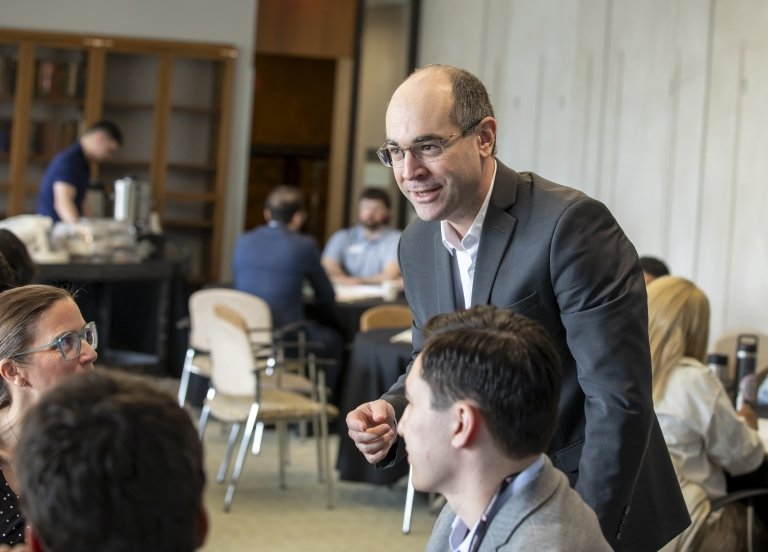 Roger Daglius Dias talking to participants.